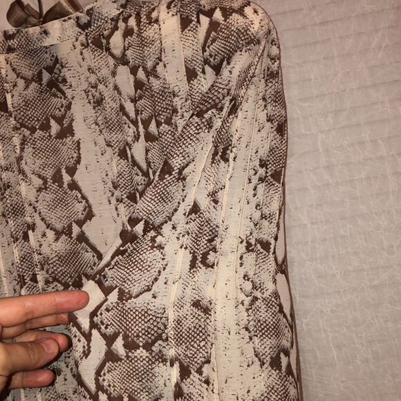 L Python Print Pullover Style V-Neck Long Sleeve Blouse - Picture 6 of 10